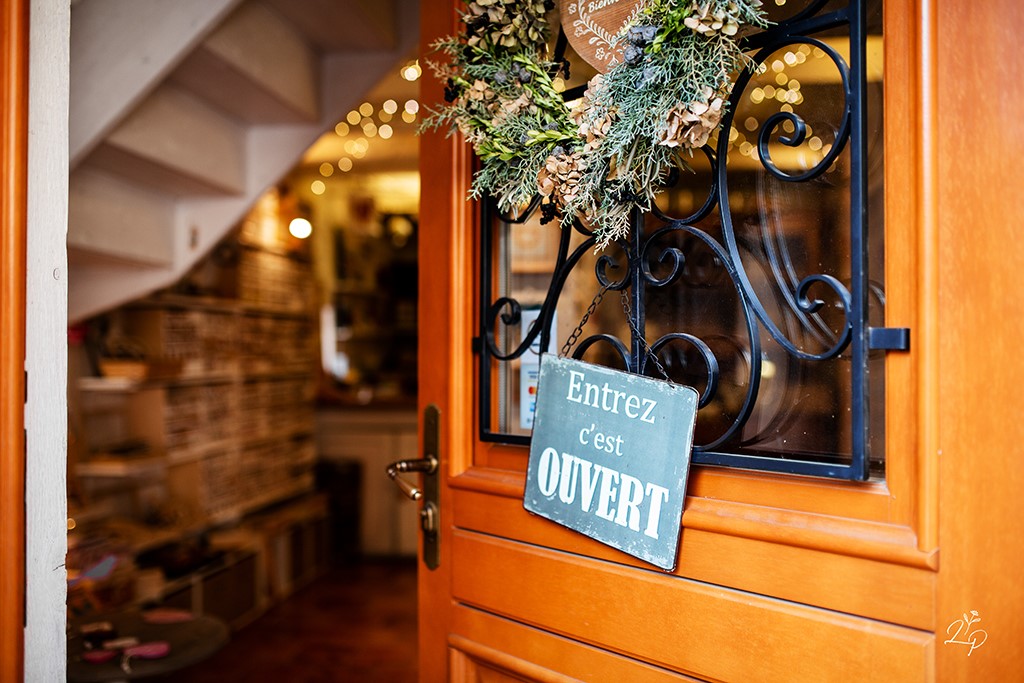 entrez la boutique est ouverte Au p'tit Bonheur Nothalten Alsace France fabrication artisanale d'objets de décoration en bois