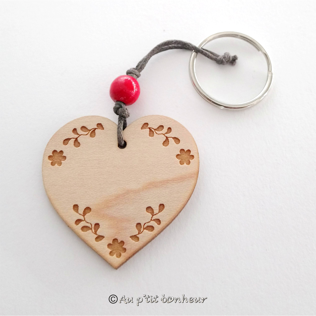 porte clef bois : porte clef coeur et motif maison découpée dans le coeur  en bois massif, fait main