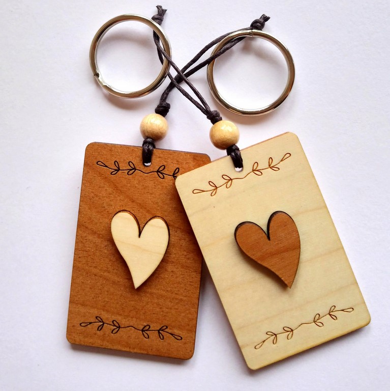 Porte clés en bois gravé avec coeur de fabrication française par Au p'tit Bonheur
