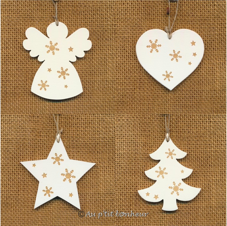 Assortiment de décorations de Noël en bois blanches