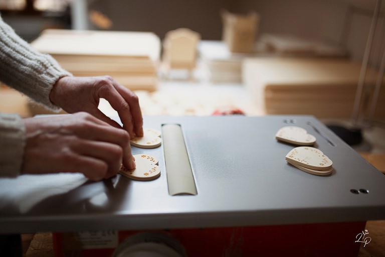 Ponçage des sujets Au p'tit Bonheur Nothalten Alsace France fabrication artisanale d'objets de décoration en bois