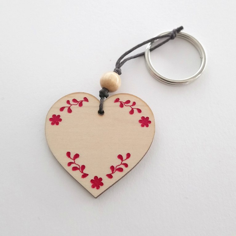 porte clés bois coeur fleuri rouge fabrication artisanale
