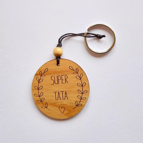 Porte clés en bois gravé super Tata fabrication française par Au p'tit Bonheur en Alsace 