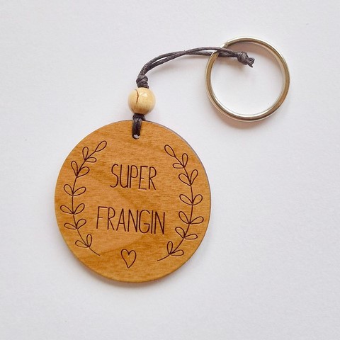 Porte clés en bois gravé super Frangin fabriqué en Alsace par Au p'tit Bonheur Muriel Schumacher