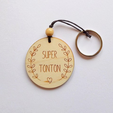 Porte clés en bois gravé super Tonton fabrication artisanale par Au p'tit Bonheur Muriel Schumacher