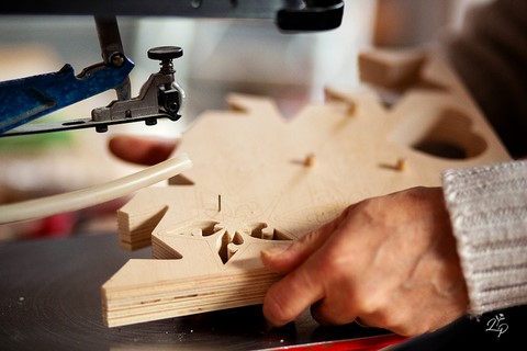 découpe scie à chantourner Au p'tit Bonheur Nothalten Alsace France fabrication artisanale d'objets de décoration en bois