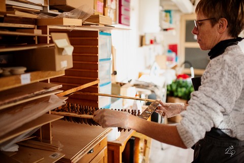 séchage sujets bois teintés Au p'tit Bonheur Nothalten Alsace France fabrication artisanale d'objets de décoration en bois